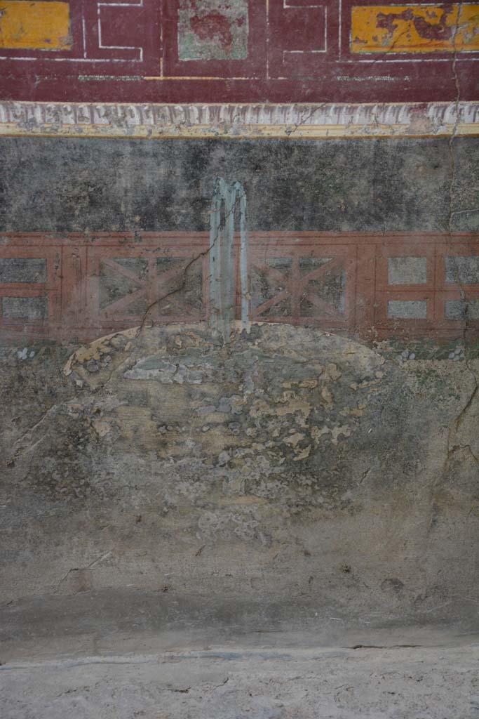 V.4.a Pompeii. March 2018. Room ‘h’, detail of fountain in centre of zoccolo on lower north wall
Foto Annette Haug, ERC Grant 681269 DÉCOR.