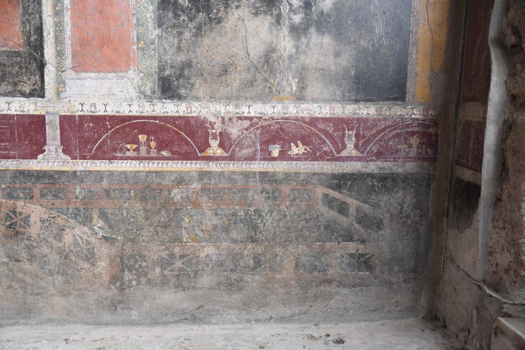 V.4.a Pompeii. March 2018.
Room ‘h’, black zoccolo with garden painting and violet predella above it, from east end of north wall in tablinum.
Foto Annette Haug, ERC Grant 681269 DÉCOR.