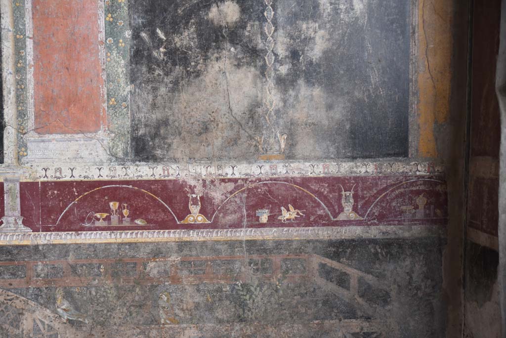 V.4.a Pompeii. March 2018. Room ‘h’, detail from violet predella above black zoccolo on east end of north wall in tablinum.
Foto Annette Haug, ERC Grant 681269 DÉCOR.