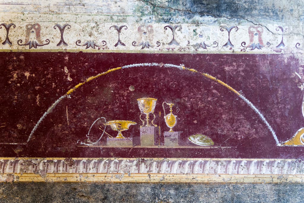 V.4.a Pompeii. January 2023.
Room ‘h’, detail from painted predella on north wall on east side of central panel. Photo courtesy of Johannes Eber.