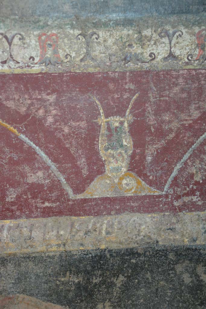 V.4.a Pompeii. March 2018.
Room ‘h’, detail from painted predella on north wall on east side of central panel towards east end.
Foto Annette Haug, ERC Grant 681269 DÉCOR.
