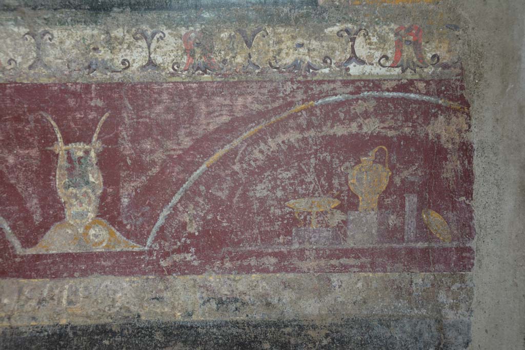V.4.a Pompeii. March 2018. Room ‘h’, detail from painted predella on north wall at east end.
Foto Annette Haug, ERC Grant 681269 DÉCOR.