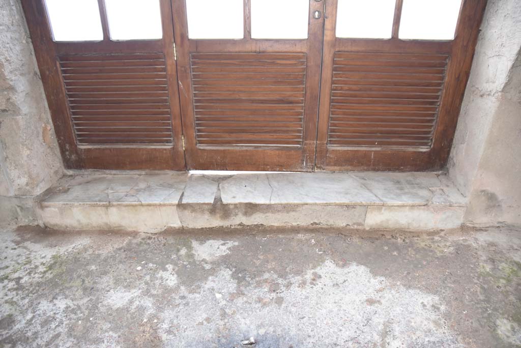 V.4.a Pompeii. March 2018. Room ‘h’, looking towards threshold of doorway in east wall that would have led into garden area.
Foto Annette Haug, ERC Grant 681269 DÉCOR.