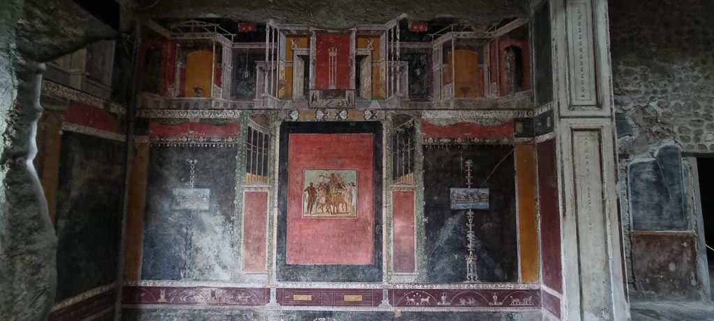 V.4.a Pompeii. January 2023. Room ‘h’, looking towards upper south wall of tablinum. Photo courtesy of Miriam Colomer.