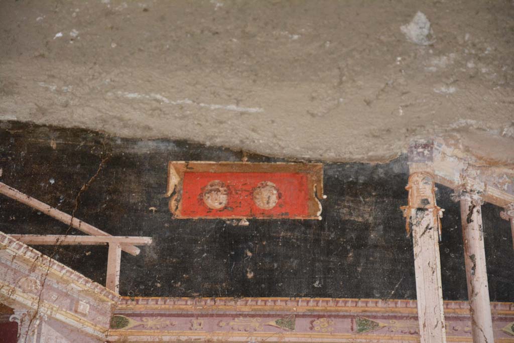 V.4.a Pompeii. March 2018. Room ‘h’, detail from upper south wall towards east end.
Foto Annette Haug, ERC Grant 681269 DÉCOR.