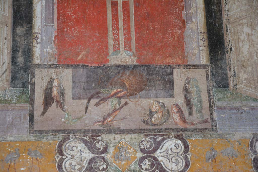 V.4.a Pompeii. March 2018. Room ‘h’, detail from painted still-life panel on upper centre of south wall.
Foto Annette Haug, ERC Grant 681269 DÉCOR.
