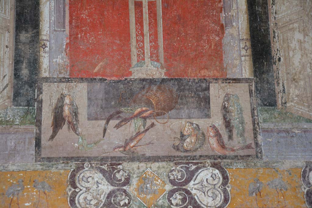 V.4.a Pompeii. March 2018. Room ‘h’, detail from painted still-life panel on upper centre of south wall.
Foto Annette Haug, ERC Grant 681269 DÉCOR.