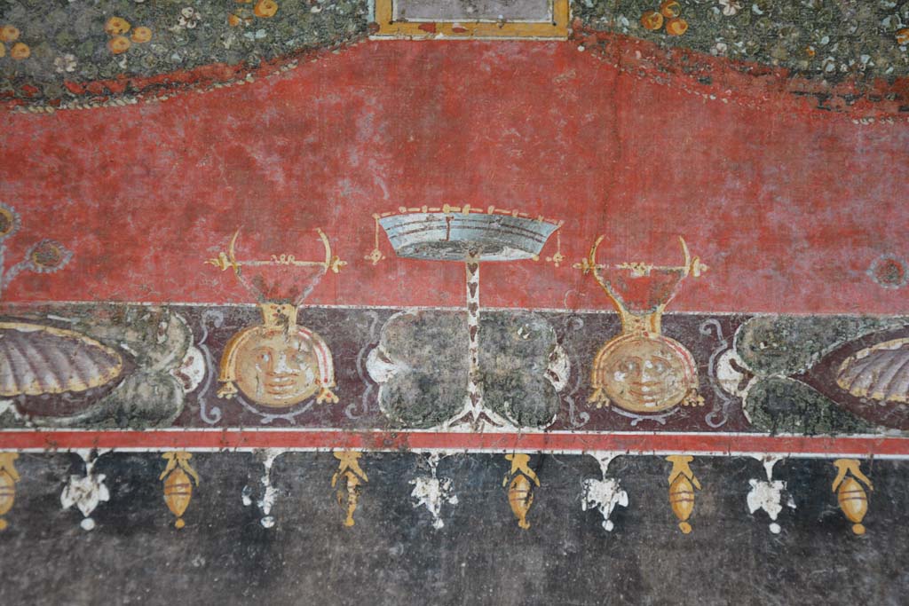 V.4.a Pompeii. March 2018. Room ‘h’, detail of painted decoration above black side panel on upper south wall at east end.
Foto Annette Haug, ERC Grant 681269 DÉCOR.