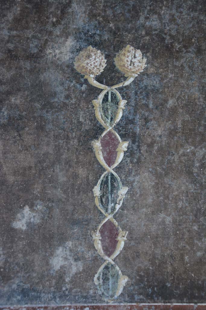V.4.a Pompeii. March 2018. Room ‘h’, painted detail from black side panel at east end of south wall.
Foto Annette Haug, ERC Grant 681269 DÉCOR