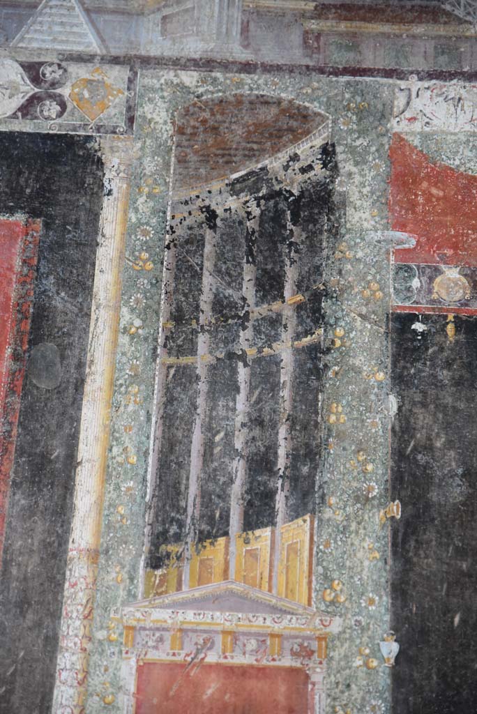 V.4.a Pompeii. March 2018.
Room ‘h’, detail of upper part of separating panel on west side of central panel and black side panel of south wall.
Foto Annette Haug, ERC Grant 681269 DÉCOR.