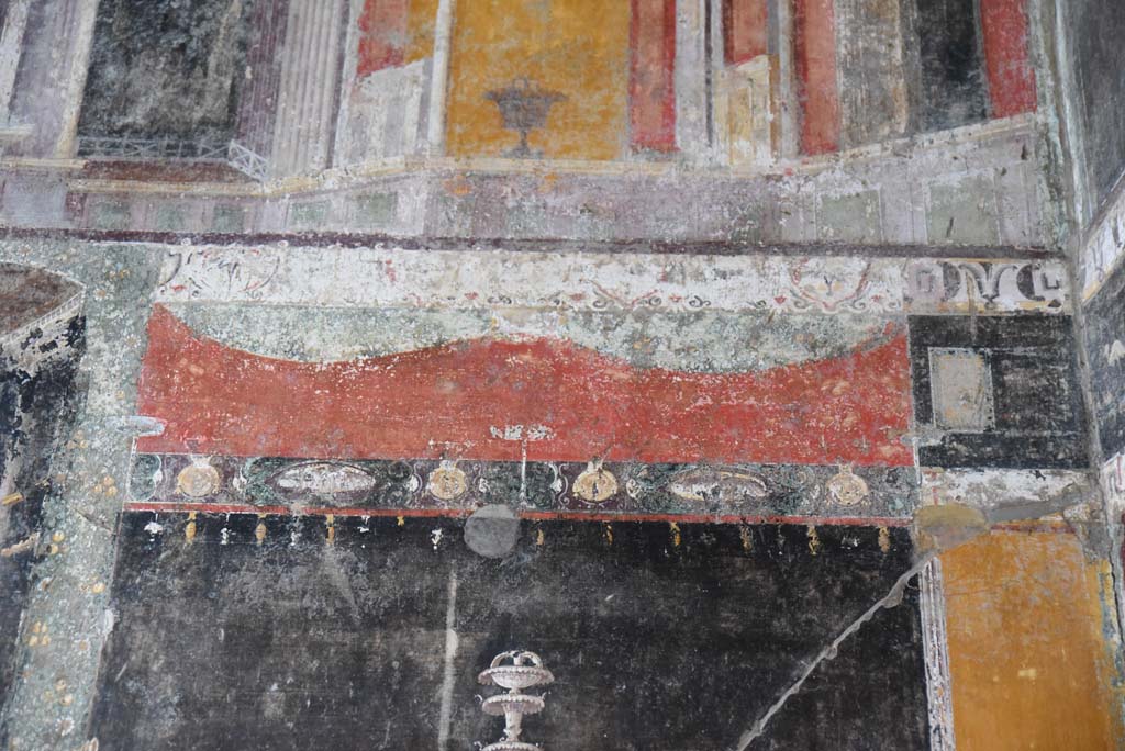V.4.a Pompeii. March 2018. Room ‘h’, detail from top of black side panel at west end of south wall.
Foto Annette Haug, ERC Grant 681269 DÉCOR.