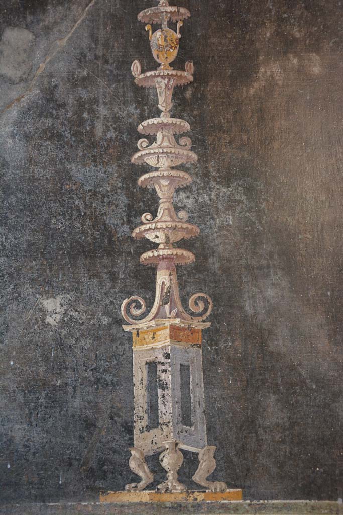 V.4.a Pompeii. March 2019.
Room ‘h’, painted decoration below small panel at west end of south wall.
Foto Annette Haug, ERC Grant 681269 DÉCOR.