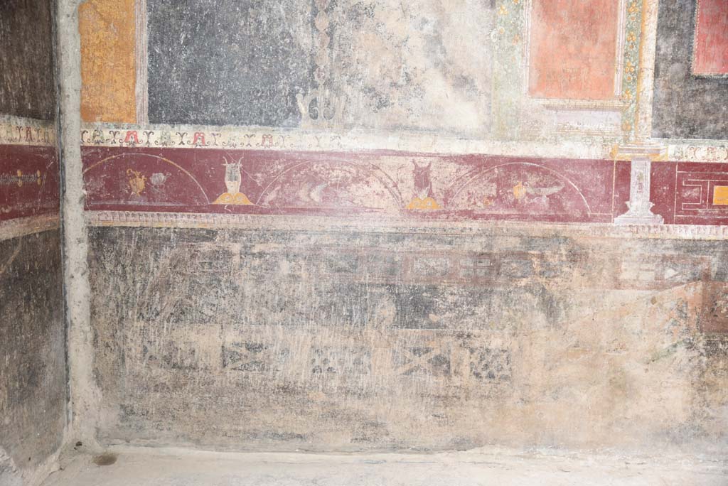 V.4.a Pompeii. March 2018. Room ‘h’, painted predella and zoccolo from lower south wall at east end.
Foto Annette Haug, ERC Grant 681269 DÉCOR.