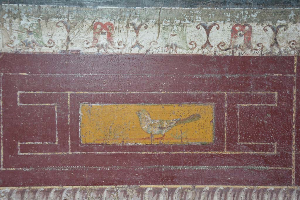 V.4.a Pompeii. March 2018. Room ‘h’, detail of small painted panel of a bird on west side of central predella on south wall.
Foto Annette Haug, ERC Grant 681269 DÉCOR.