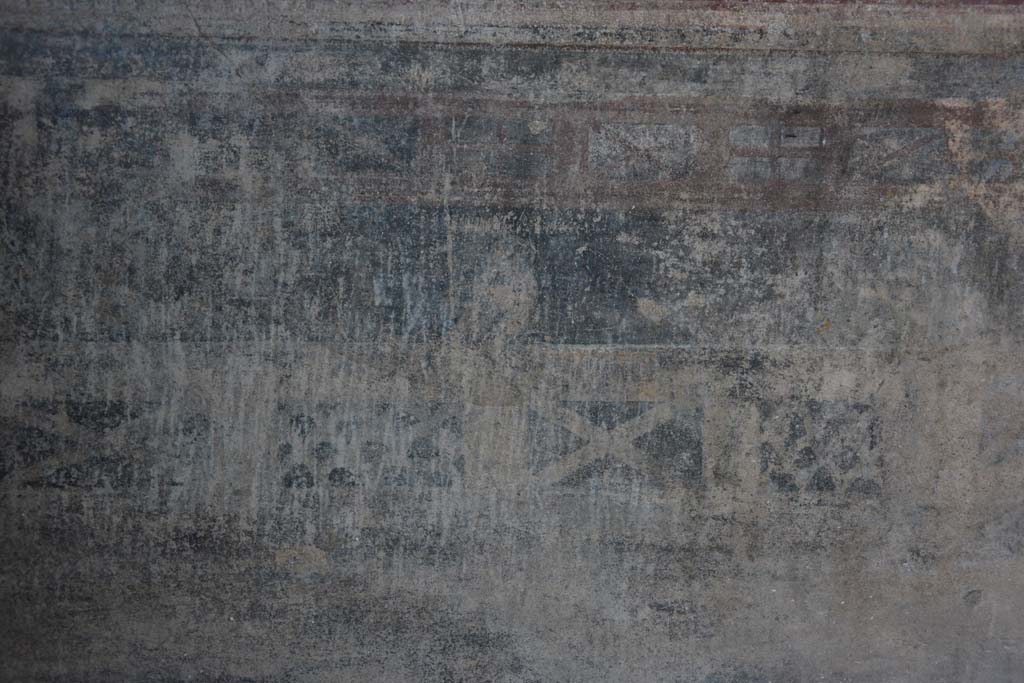 V.4.a Pompeii. March 2019. Room ‘h’, detail of painted bird, just visible, from garden painting on zoccolo at east end of south wall.
Foto Annette Haug, ERC Grant 681269 DÉCOR.