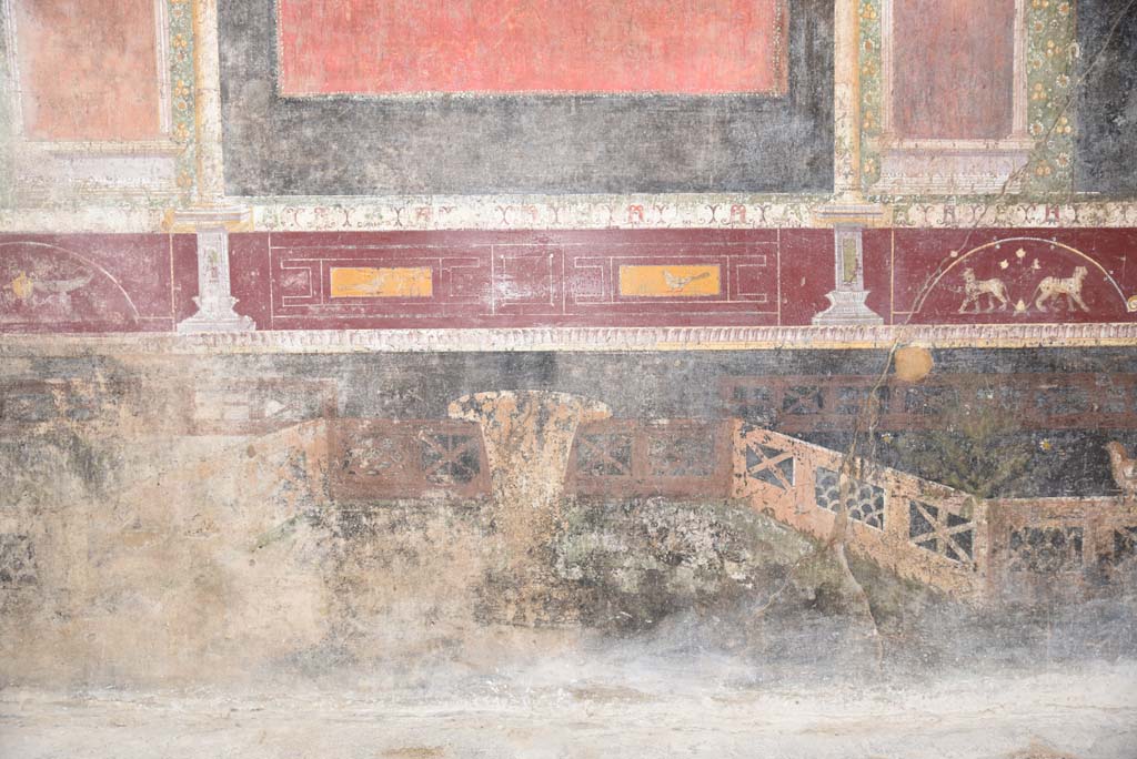 V.4.a Pompeii. March 2018.
Room ‘h’, enhanced detail of garden painting with fountain in centre of zoccolo on lower south wall of tablinum.
Foto Annette Haug, ERC Grant 681269 DÉCOR.