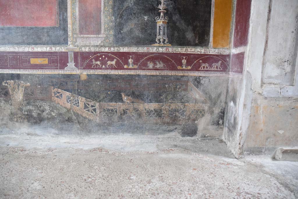 V.4.a Pompeii. March 2018. Room ‘h’, garden painting on black zoccolo on lower west end of south wall of tablinum.
Foto Annette Haug, ERC Grant 681269 DÉCOR.