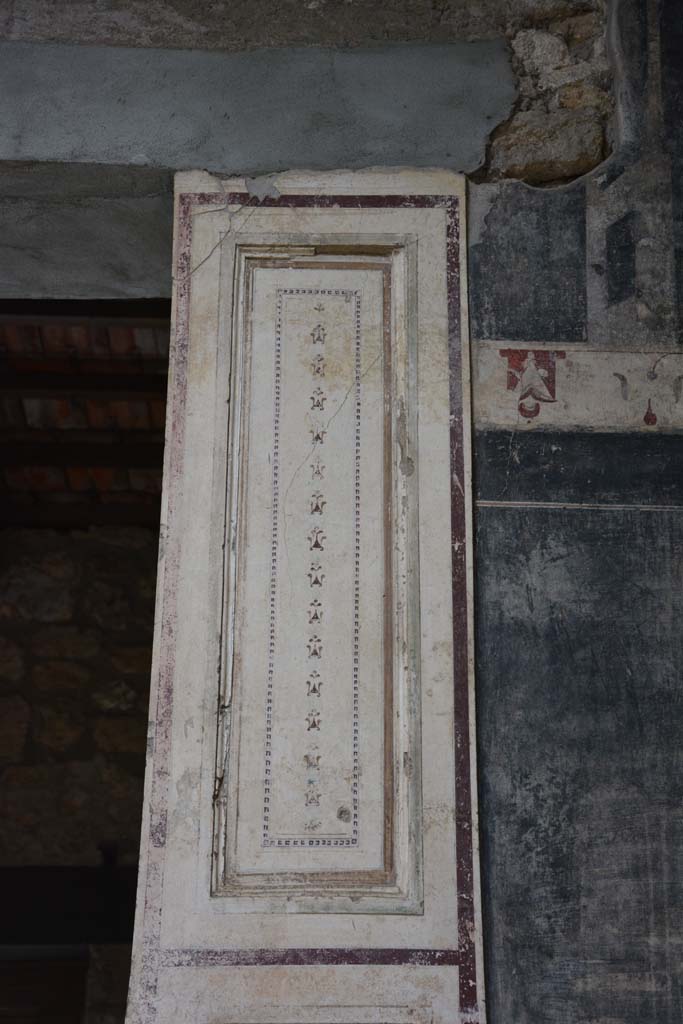 V.4.a Pompeii. March 2018.
Looking east towards upper pilaster in atrium ‘b’, connected to tablinum ‘h’,
Foto Annette Haug, ERC Grant 681269 DÉCOR.