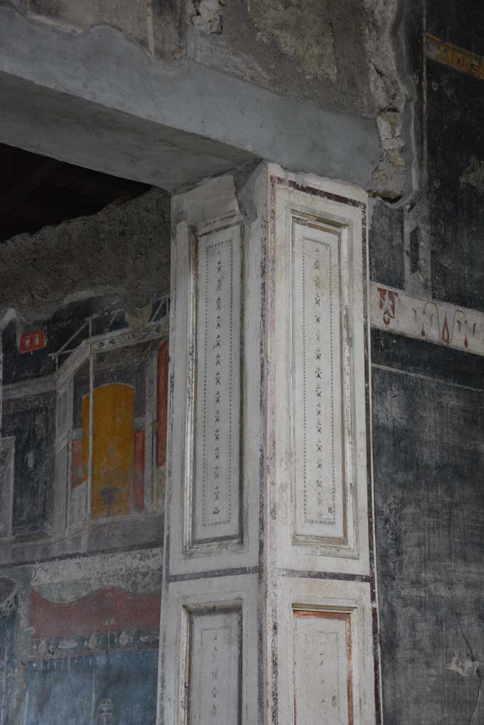 V.4.a Pompeii. March 2018.
Room ‘h’, detail of upper pilaster and south wall of tablinum, on left.
On the right is atrium ‘b’.
Foto Annette Haug, ERC Grant 681269 DÉCOR.