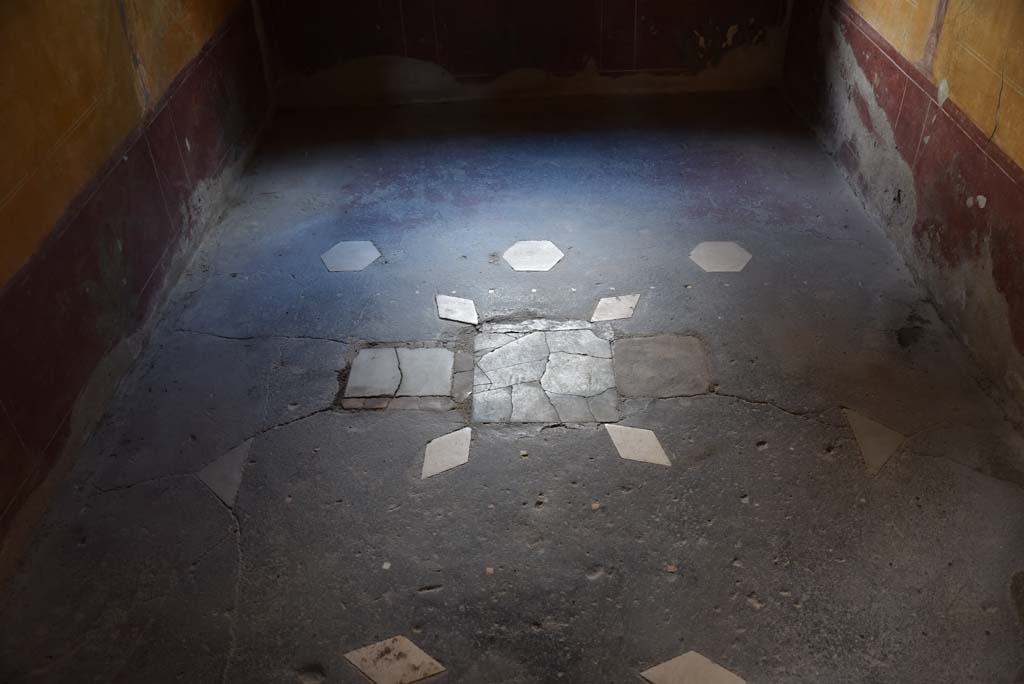 V.4.a Pompeii. March 2018. Room ‘i’, flooring in cubiculum, looking east.
Foto Annette Haug, ERC Grant 681269 DÉCOR.