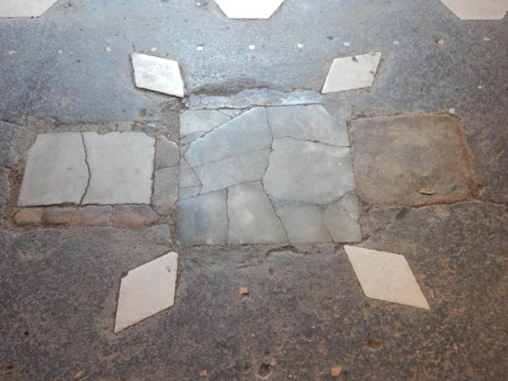 V.4.a Pompeii. May 2015. Detail of floor in cubiculum to right of tablinum.
Photo courtesy of Buzz Ferebee.