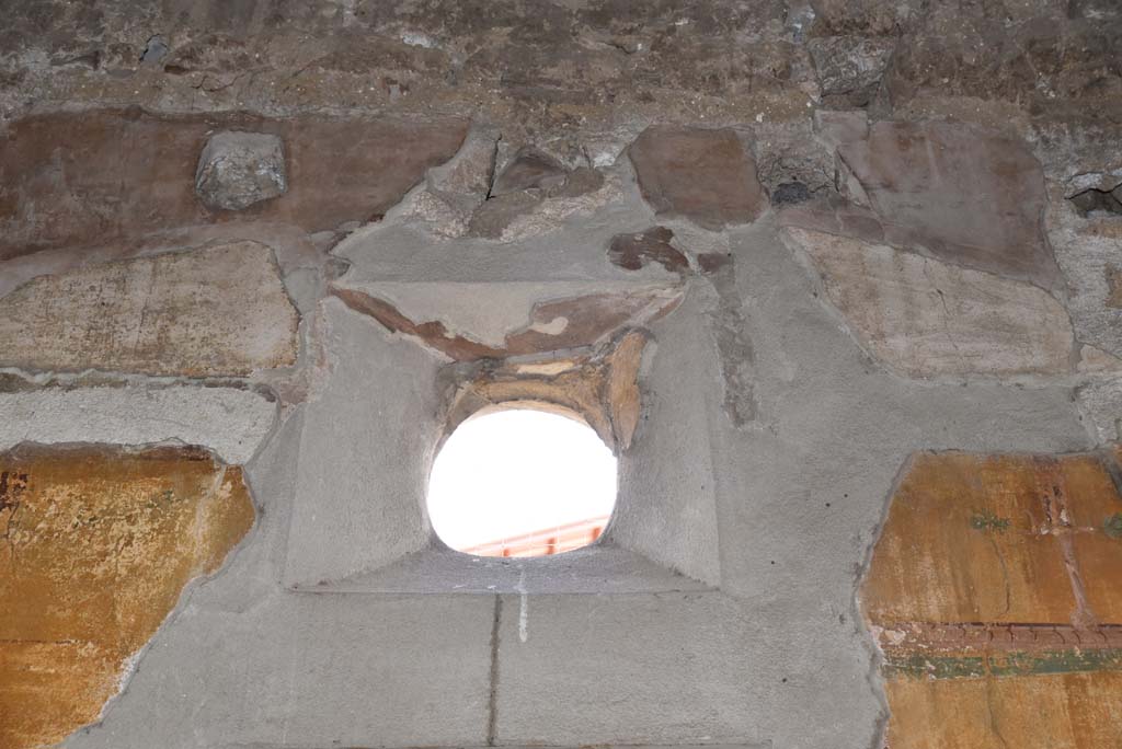 V.4.a Pompeii. March 2018. Room ‘i’, detail of small circular window in east wall.
Foto Annette Haug, ERC Grant 681269 DÉCOR