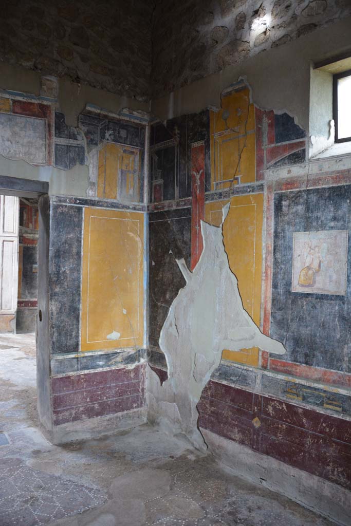 V.4.a Pompeii. March 2018. Room ‘g’, looking towards north-east corner of cubiculum.
Foto Annette Haug, ERC Grant 681269 DÉCOR.