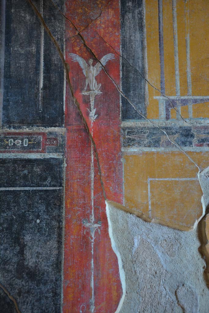 V.4.a Pompeii. March 2019. Room ‘g’, detail from painted candelabra on east wall.
Foto Annette Haug, ERC Grant 681269 DÉCOR.