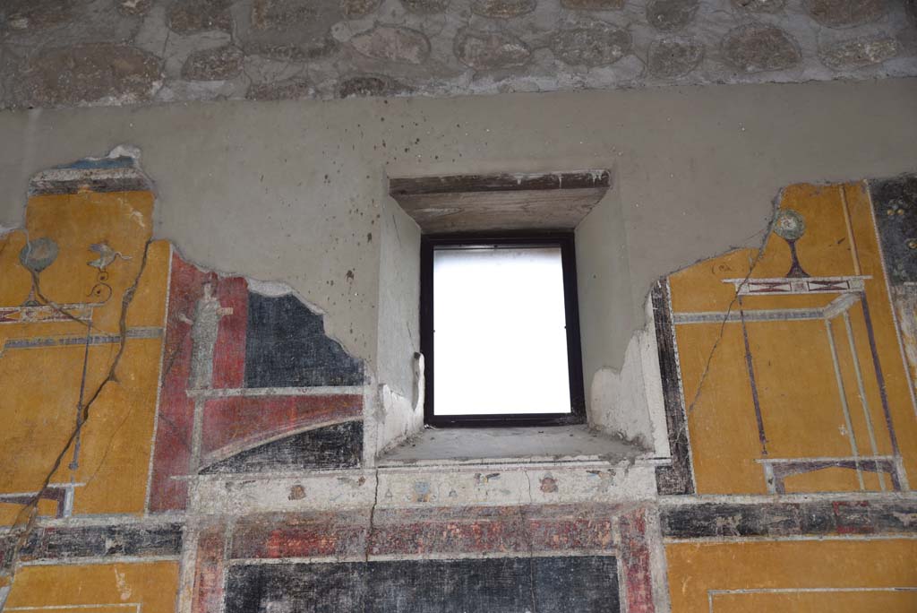 V.4.a Pompeii. March 2018. Room ‘g’, upper east wall above central panel.
Foto Annette Haug, ERC Grant 681269 DÉCOR.