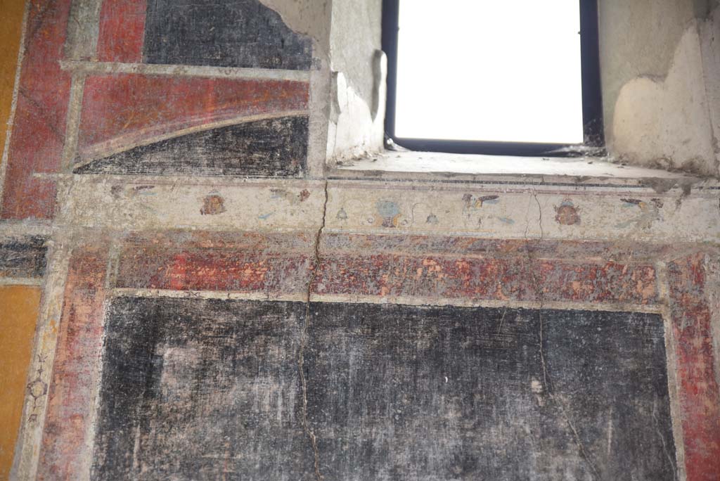 V.4.a Pompeii. March 2018. Room ‘g’, detail from upper east wall above central panel.
Foto Annette Haug, ERC Grant 681269 DÉCOR.