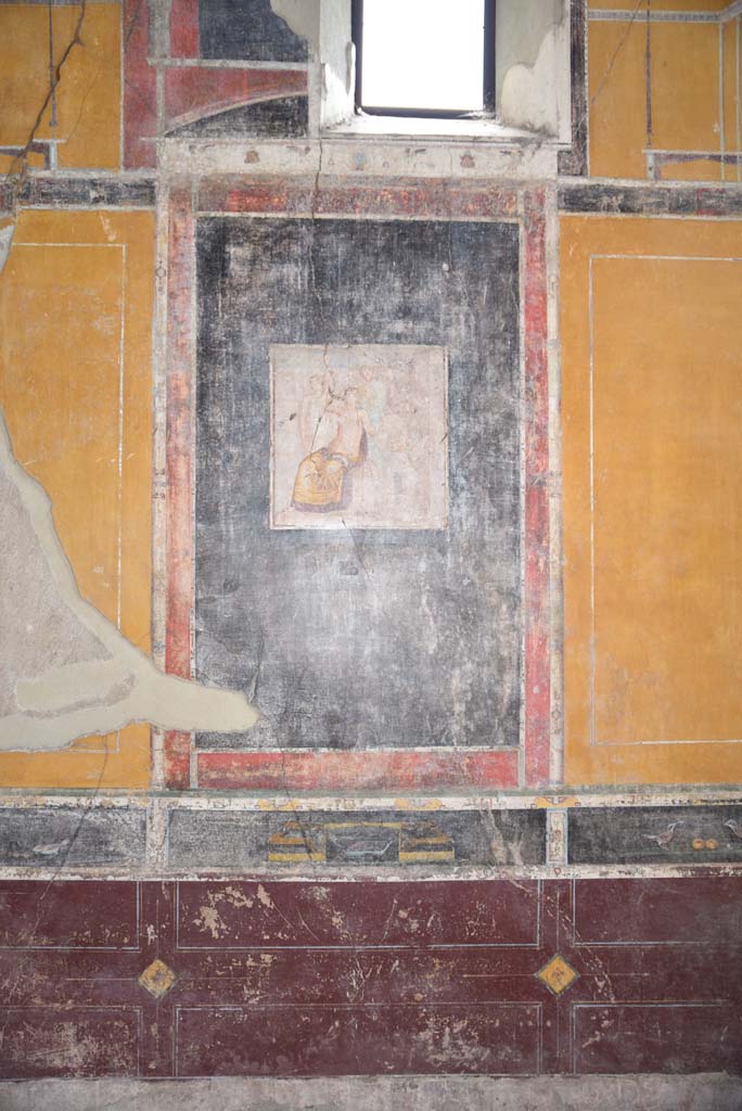 V.4.a Pompeii. March 2018.
Room ‘g’, central panel from east wall with painting of the Toilet of Venus or the Toilette of Aphrodite.
Foto Annette Haug, ERC Grant 681269 DÉCOR.