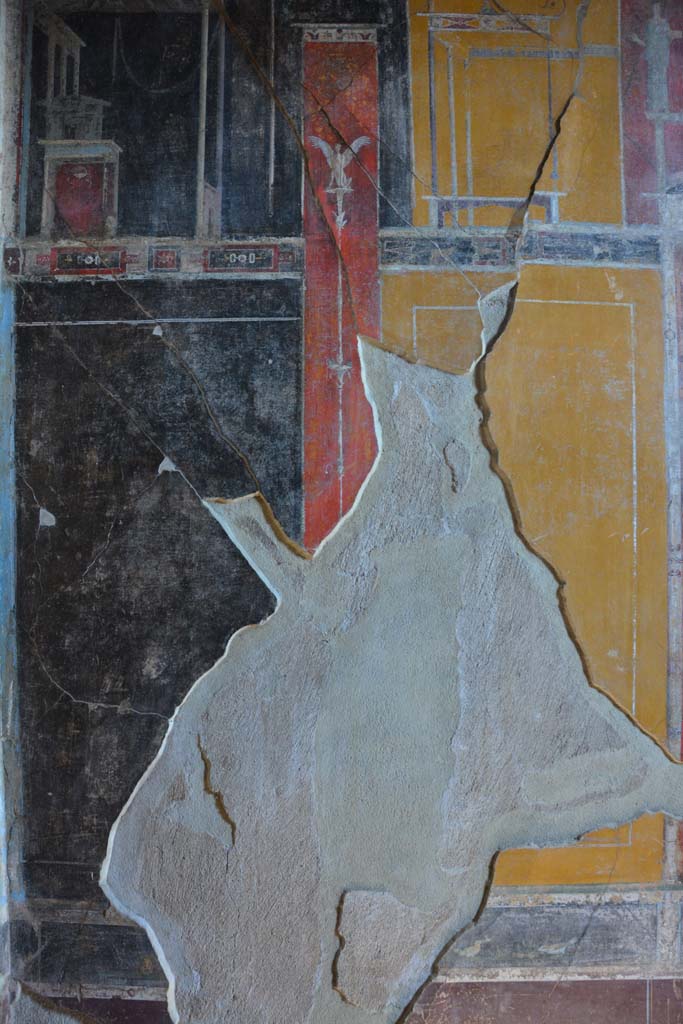 V.4.a Pompeii. March 2019.
Room ‘g’, east wall in north-east corner of cubiculum with remaining paintings in predella.
Foto Annette Haug, ERC Grant 681269 DÉCOR.