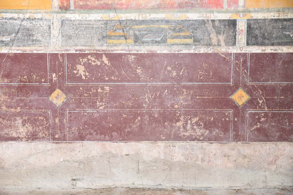 V.4.a Pompeii. March 2018.
Room ‘g’, central panel of zoccolo on east wall, with garden painting in predella above it.
Foto Annette Haug, ERC Grant 681269 DÉCOR.
