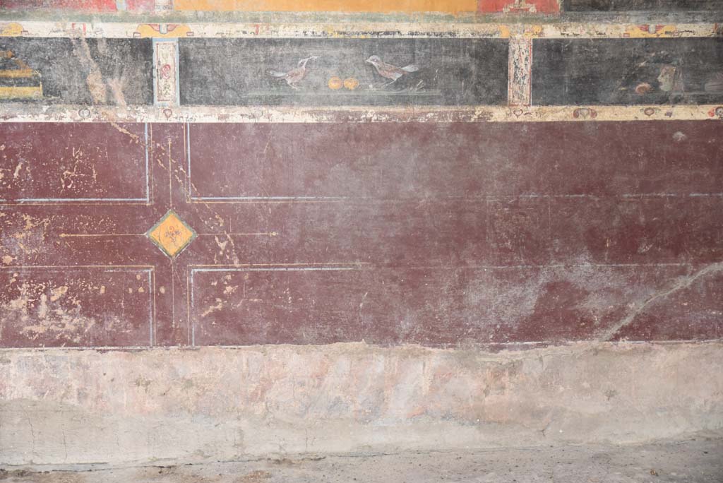 V.4.a Pompeii. March 2018.
Room ‘g’, zoccolo on lower east wall with bird painting in predella above it, on south side of central panel.
Foto Annette Haug, ERC Grant 681269 DÉCOR.