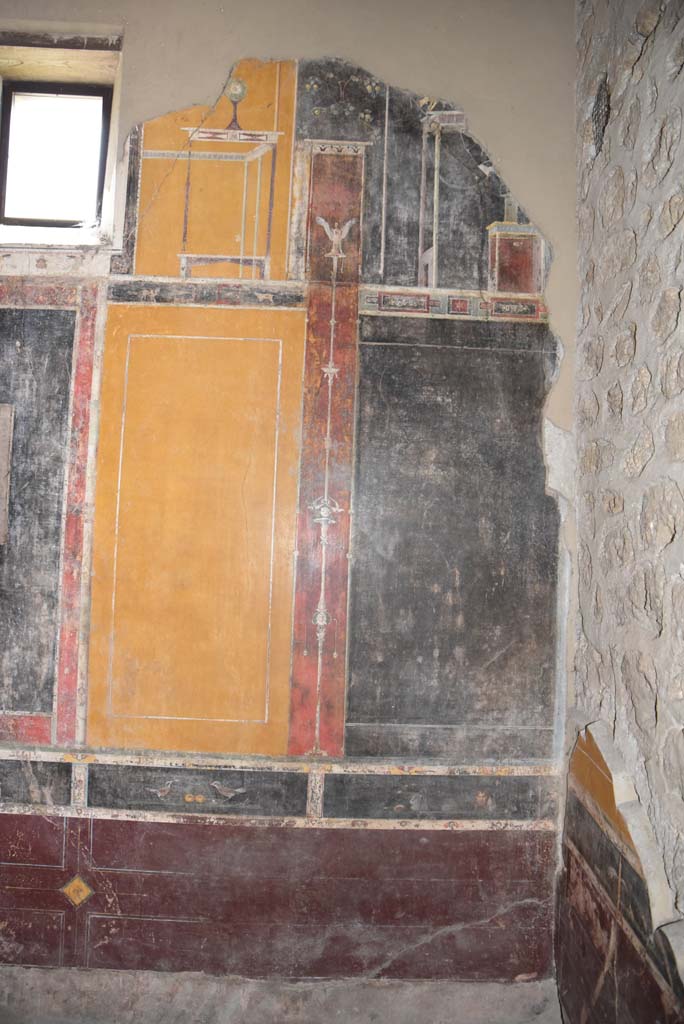 V.4.a Pompeii. March 2018.
Room ‘g’, east wall at south end showing paintings in predella above zoccolo.
Foto Annette Haug, ERC Grant 681269 DÉCOR.