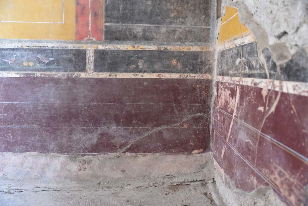 V.4.a Pompeii. March 2018. Room ‘g’, east wall at south end with detail of paintings in predella above zoccolo.
Foto Annette Haug, ERC Grant 681269 DÉCOR.