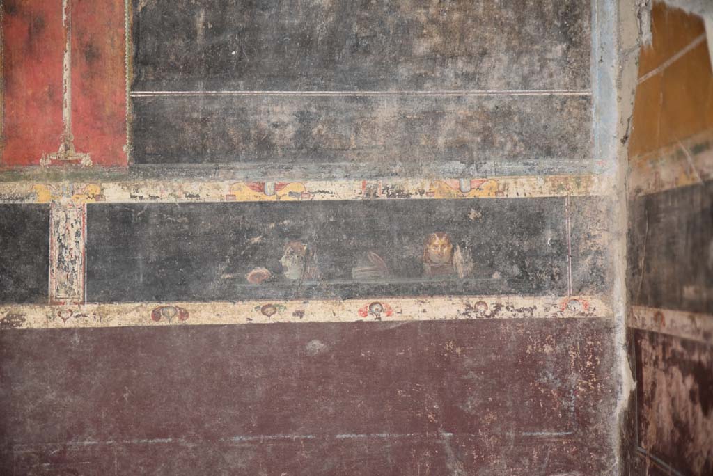 V.4.a Pompeii. March 2018. Room ‘g’, detail of paintings in predella above zoccolo at south end of east wall.
Foto Annette Haug, ERC Grant 681269 DÉCOR.