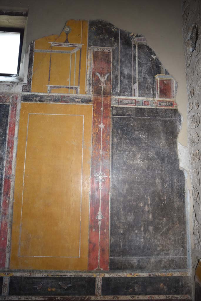 V.4.a Pompeii. March 2018.
Room ‘g’, detail from east wall at south end with detail of paintings in predella.
Foto Annette Haug, ERC Grant 681269 DÉCOR.