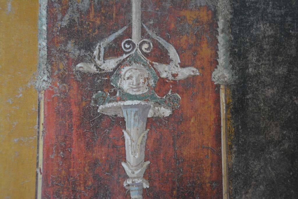 V.4.a Pompeii. March 2019. Room ‘g’, detail from painted candelabra at south end of east wall.
Foto Annette Haug, ERC Grant 681269 DÉCOR.