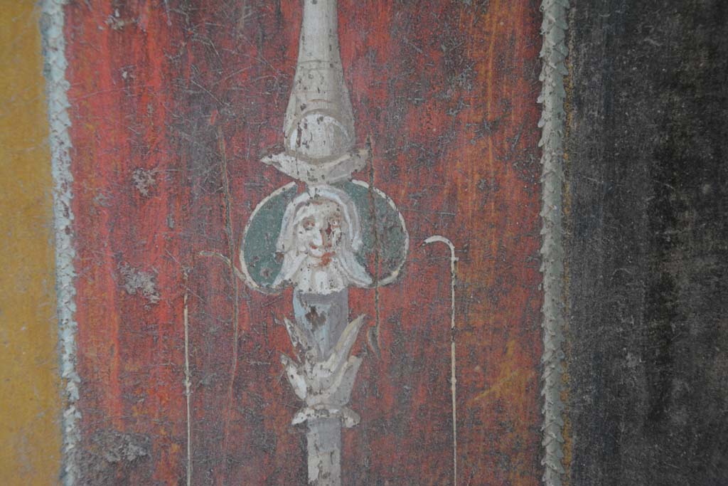 V.4.a Pompeii. March 2019. Room ‘g’, detail from painted candelabra at south end of east wall.
Foto Annette Haug, ERC Grant 681269 DÉCOR.