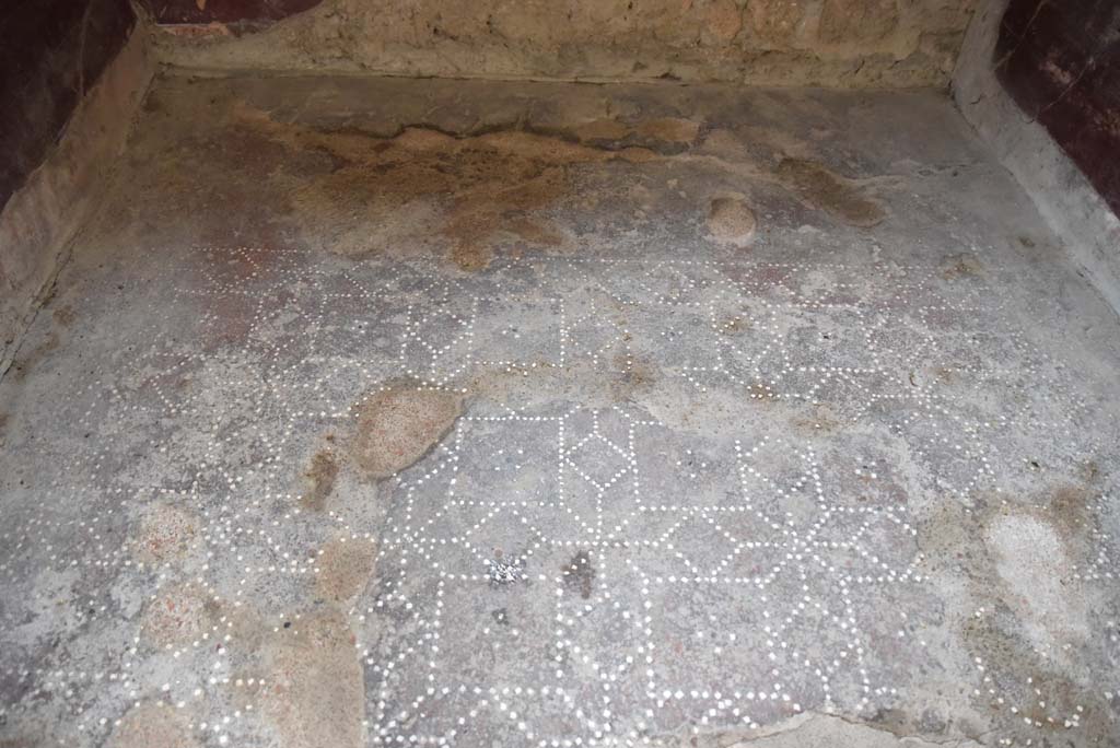 V.4.a Pompeii. March 2018. Room ‘g’, looking south across flooring at south end of cubiculum.
Foto Annette Haug, ERC Grant 681269 DÉCOR.