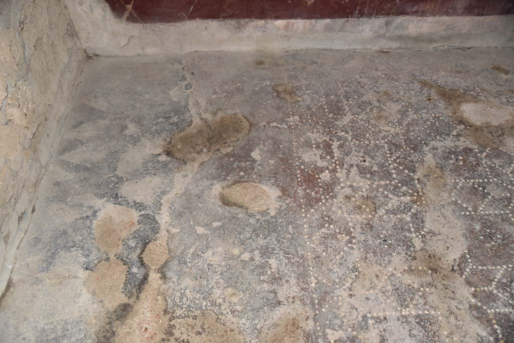 V.4.a Pompeii. March 2018. Room ‘g’, looking west across flooring in south-west corner.
Foto Annette Haug, ERC Grant 681269 DÉCOR.