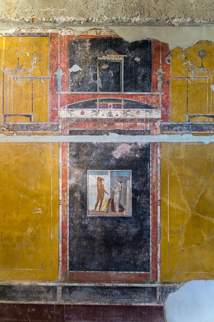 V.4.a Pompeii. January 2023.
Room ‘g’, central panel on west wall with painting of Theseus and Ariadne at the entrance of the Labyrinth.
Photo courtesy of Johannes Eber.