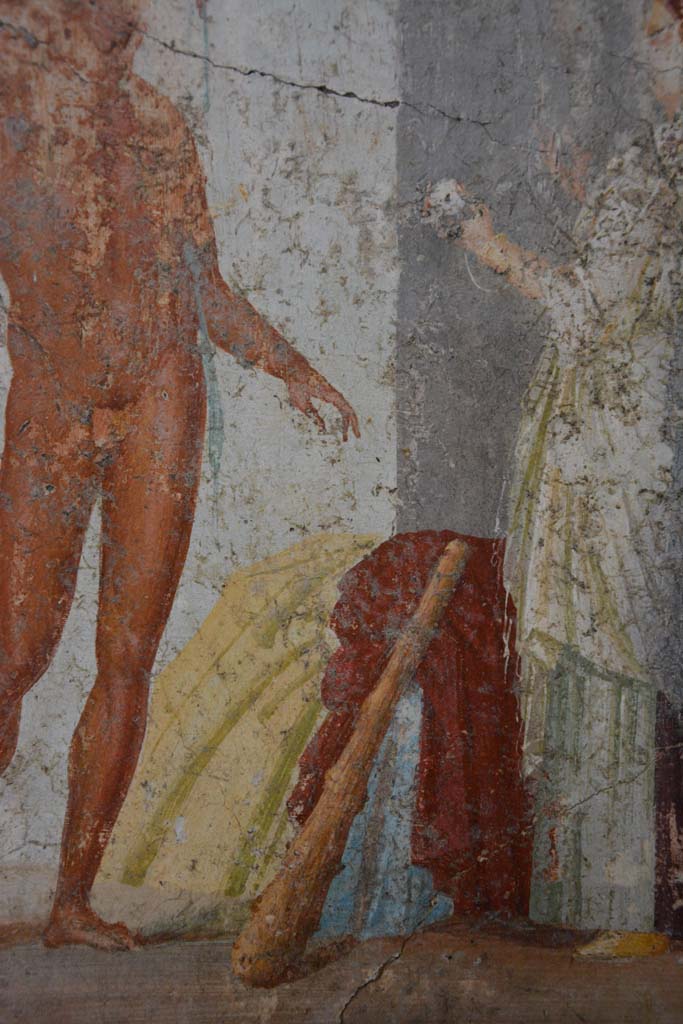 V.4.a Pompeii. March 2018. Room ‘g’, detail of the ball of twine in Ariadne’s hand, and club of Theseus.
Foto Annette Haug, ERC Grant 681269 DÉCOR.