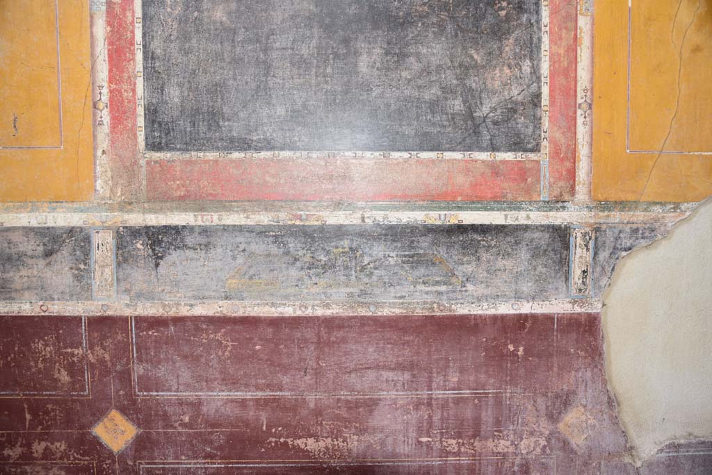 V.4.a Pompeii. March 2018. Room ‘g’, predella in centre west wall with garden painting.
Foto Annette Haug, ERC Grant 681269 DÉCOR.