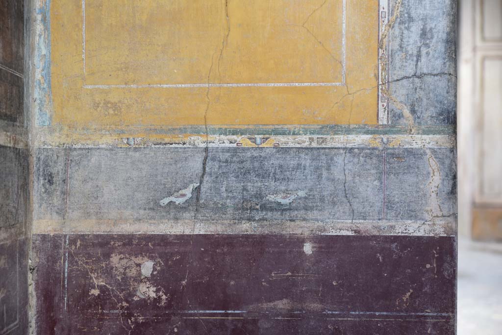 V.4.a Pompeii. March 2018. Room ‘g’, detail of painting of birds in predella above lower north wall in north-west corner.
Foto Annette Haug, ERC Grant 681269 DÉCOR.
