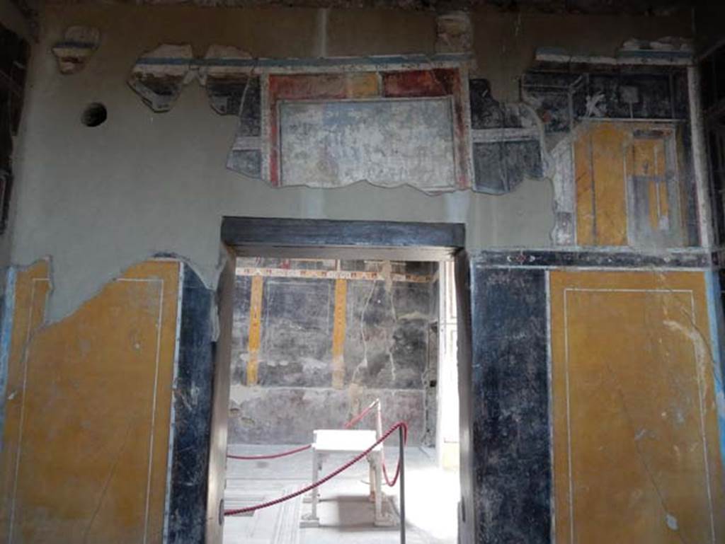 V.4.a Pompeii. May 2015. Looking towards doorway in north wall of cubiculum.
Photo courtesy of Buzz Ferebee.