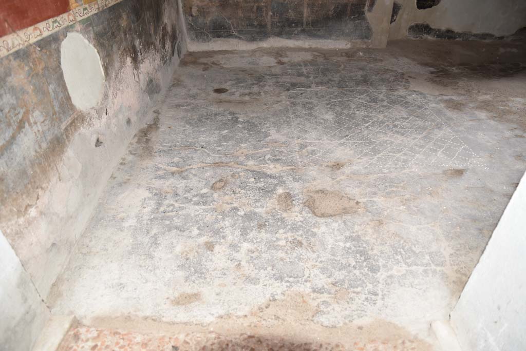 V.4.a Pompeii. March 2018. Room ‘f’, Room ‘f’, looking south across flooring from doorway.
Foto Annette Haug, ERC Grant 681269 DÉCOR.