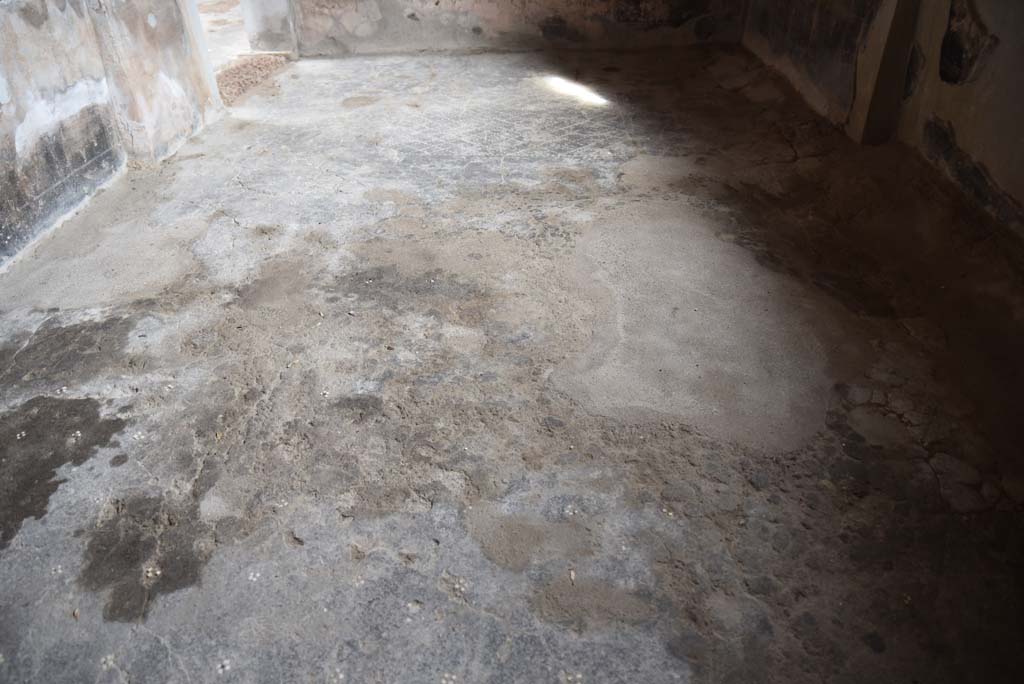 V.4.a Pompeii. March 2018. Room ‘f’, looking east across flooring.
Foto Annette Haug, ERC Grant 681269 DÉCOR.