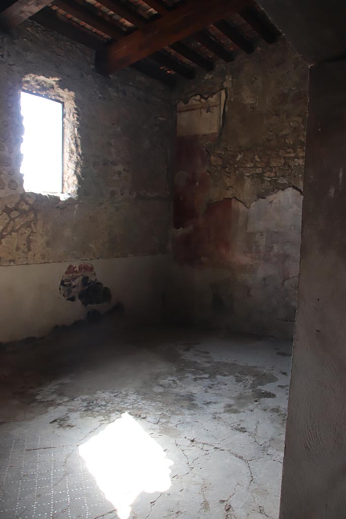 V.4.a Pompeii. October 2023.
Looking towards south-west corner from doorway. Photo courtesy of Klaus Heese.
